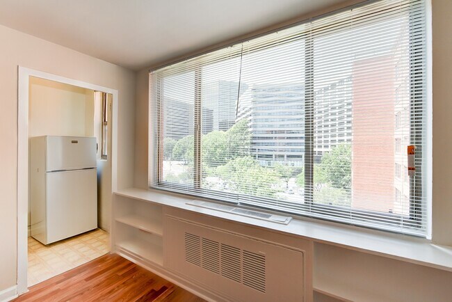 Building Photo - Spacious & Bright Studio at River Place North