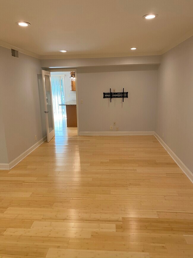 Building Photo - 6905 Highland Park Dr