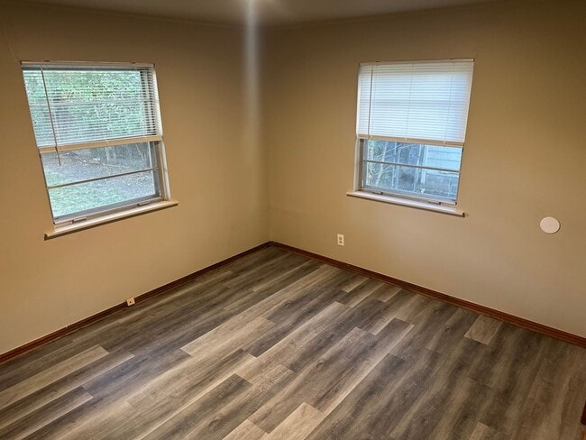 Building Photo - Available Now! 3-Bed, 1-Bath Home in central Springdale + Garage and Large, Fence-In Backyard!