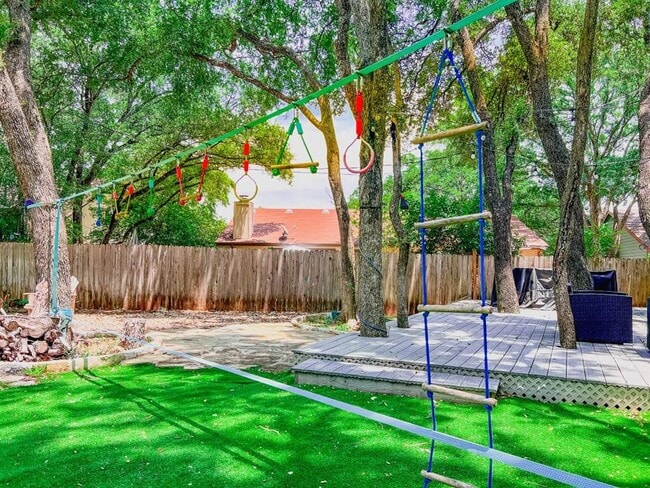 Building Photo - 4102 Columbine Dr