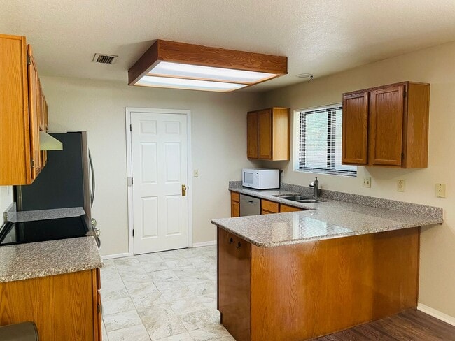 Building Photo - Single family home in the Village of Oak Creek