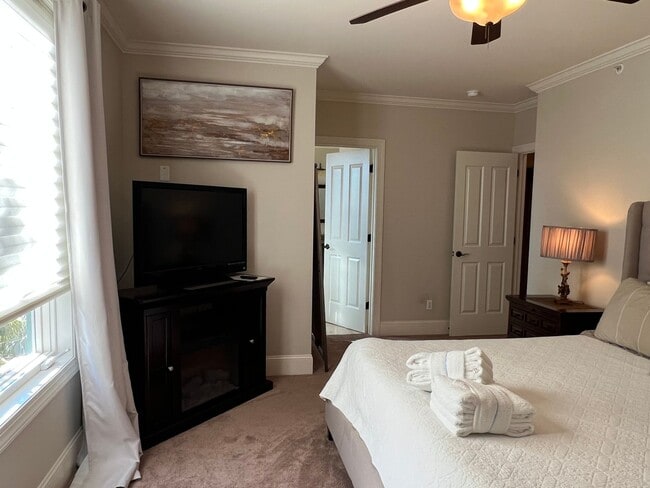 Building Photo - Walk to the Beach from this Furnished and Renovated Condo!