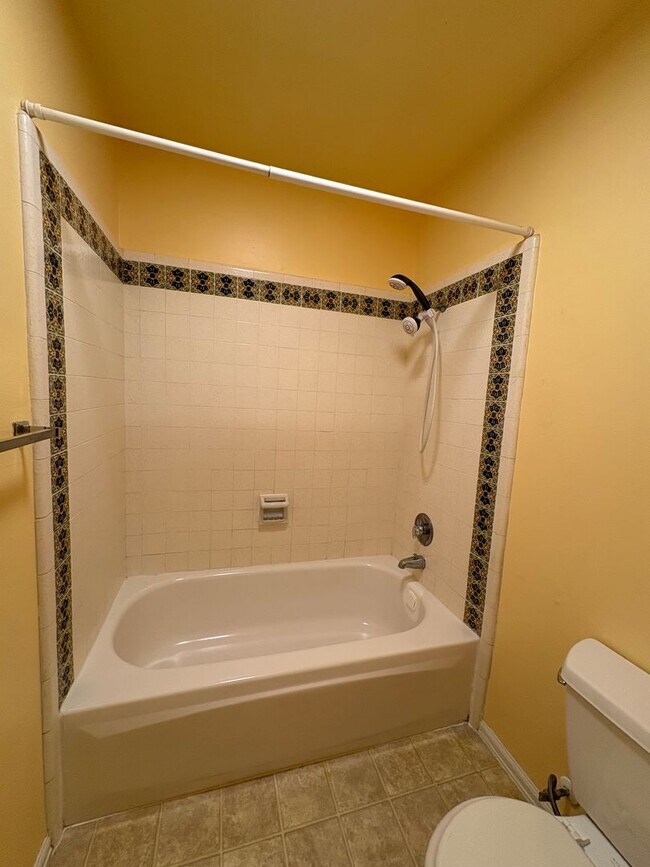 Building Photo - Mesa 2 Bedroom 1 Bath in Triplex Building