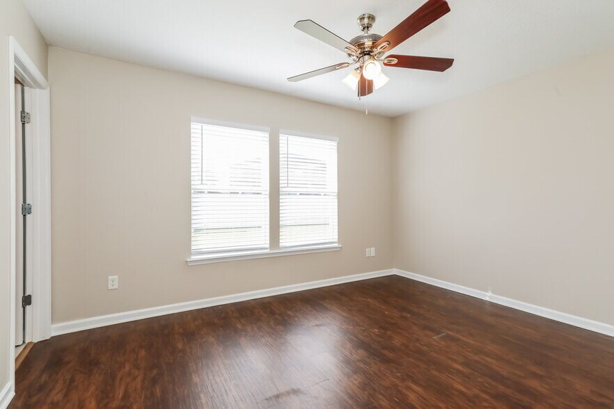 Building Photo - 7422 Hawks Cliff Dr