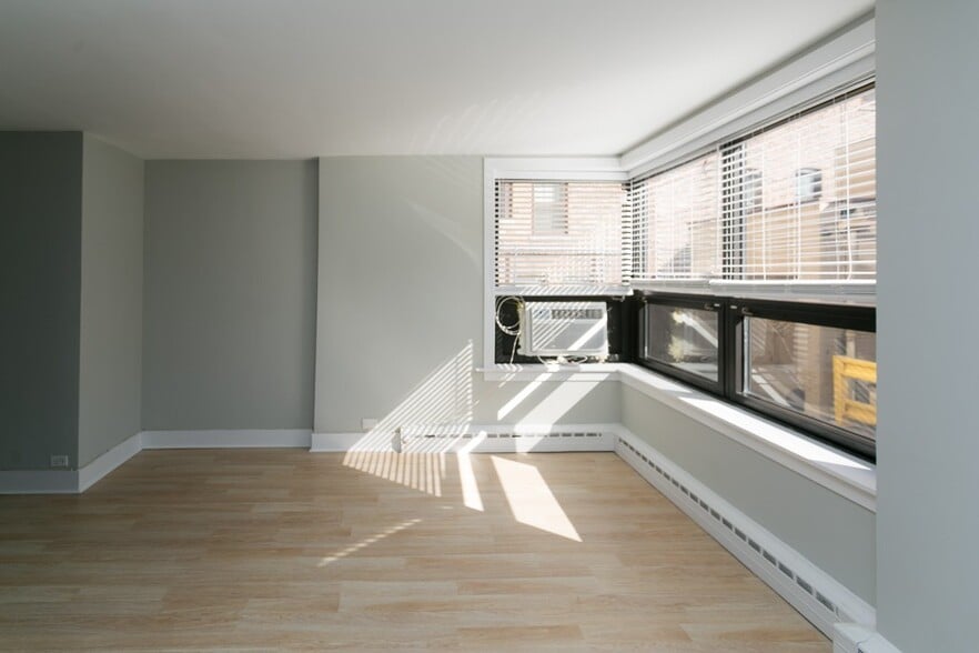 Building Photo - 450 W Wellington Ave