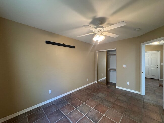 Building Photo - Great spacious home on Huukan Golf Course