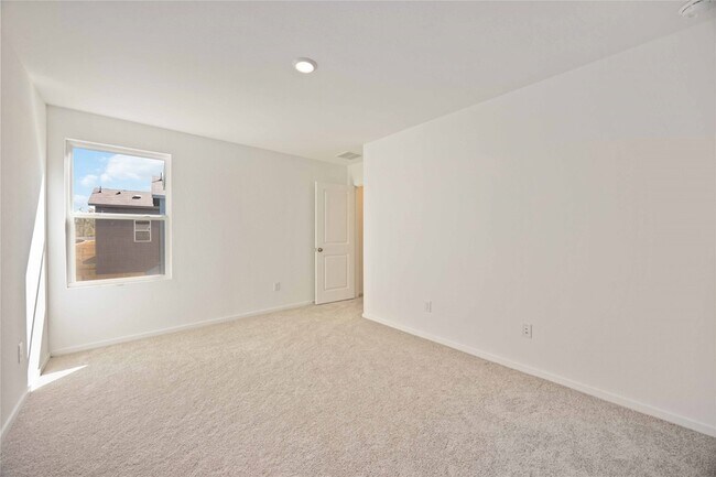 Building Photo - 905 Pertuso Ln