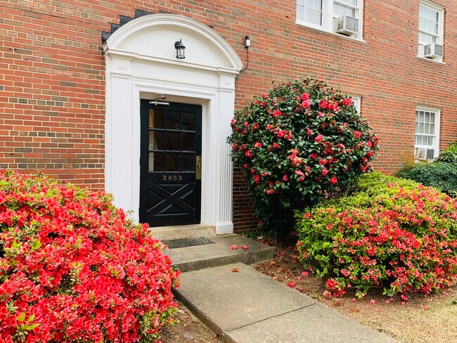 Building entrance - 2853 Thornhill Rd