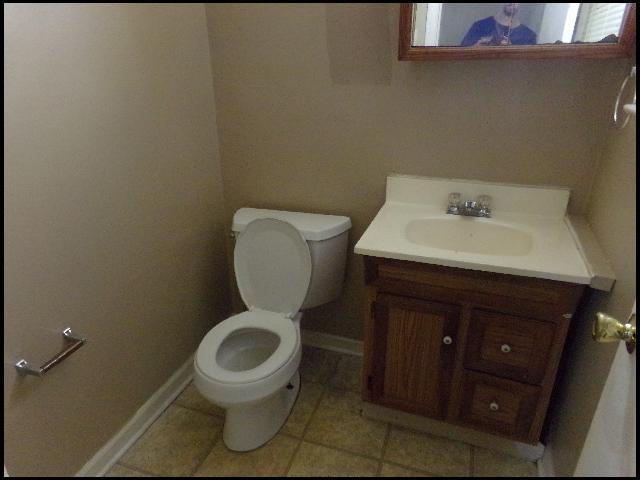 Building Photo - 8 Utica Ln