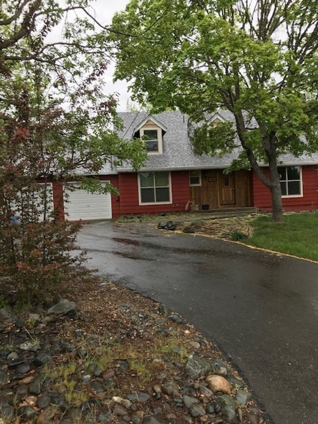 Building Photo - 3BD 2BTH - 2Car Garage, Fenced Yard, Centr...