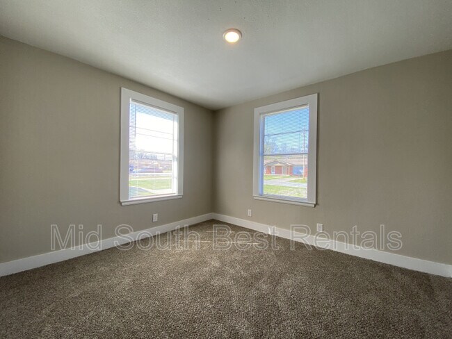 Building Photo - 828 Jane Dr