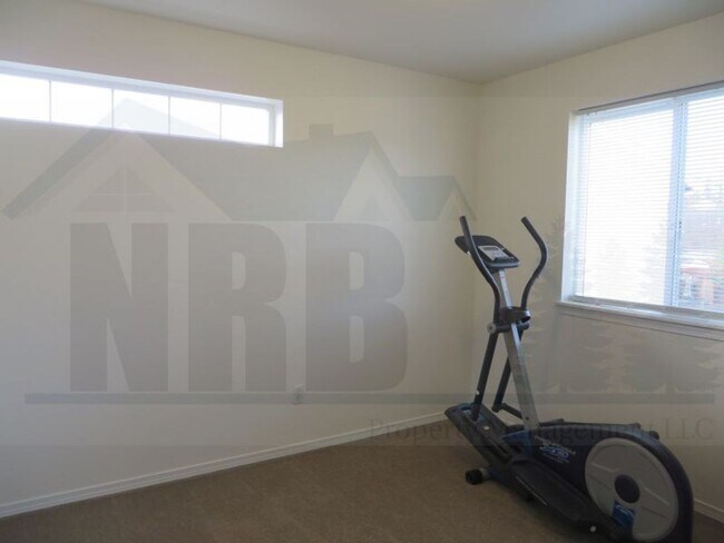 Building Photo - Gorgeous 4 bedroom House in a highly desir...