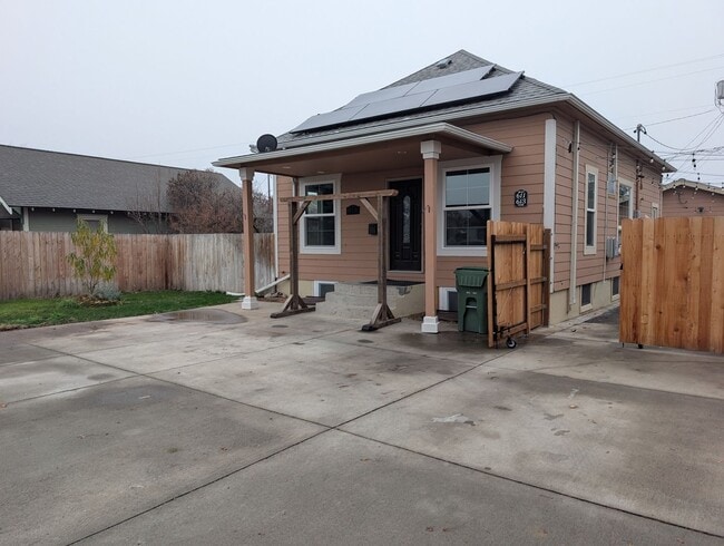 Building Photo - 2 bedroom 1 bath home *MOVE IN SPECIAL*