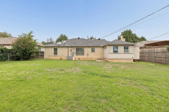 Building Photo - 1108 Larchmont Ln