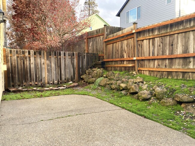 Building Photo - Hood River Townhouse