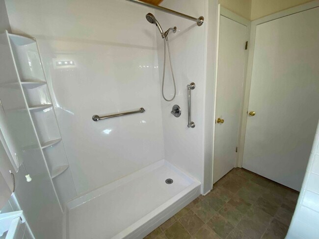 Building Photo - 1208 Skyline Dr