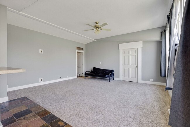Building Photo - Short term leases available: 3 bed 2 bath ...