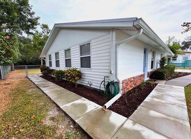 Building Photo - 6716 Anchor Way