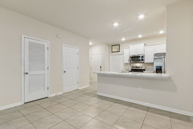 Building Photo - Nearly New 2BR/2.5BA Townhome – Great Loca...