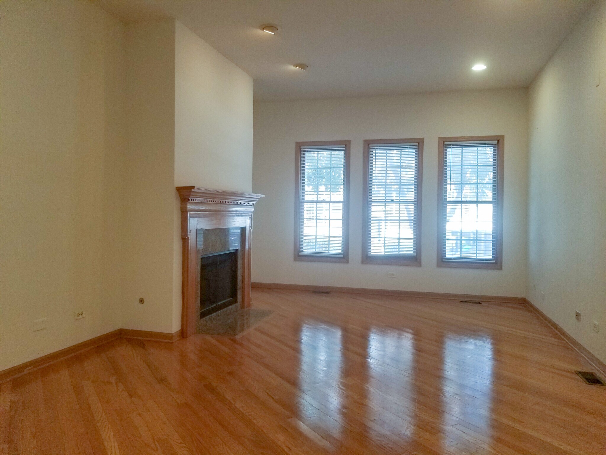 Building Photo - 1321 W Belmont Ave