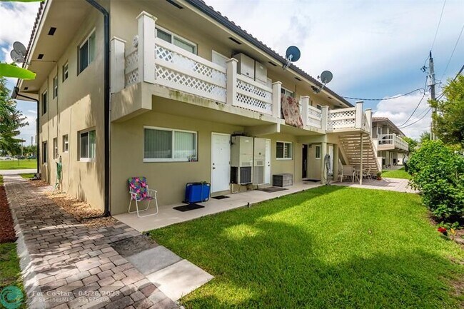 Building Photo - 2131 NE 40th Ct