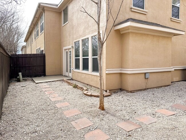 Building Photo - 505 Kingscote Ct