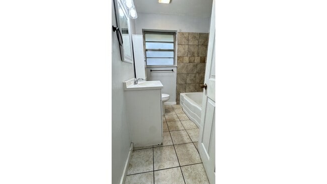 Building Photo - 202 Gross St