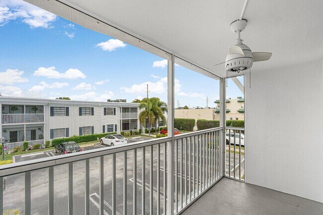 Building Photo - 120 Cypress Club Dr