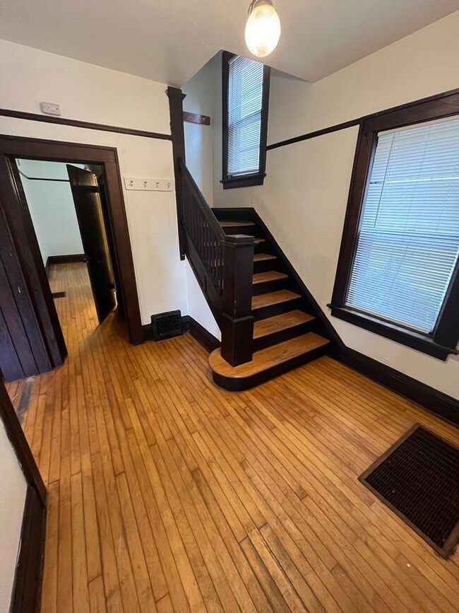 Building Photo - 5 Bed / 2 Bath House Located Downtown Madi...