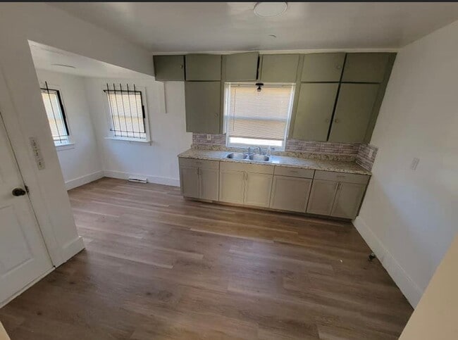 Building Photo - Beautiful 3 bedroom! Section 8 Ready!