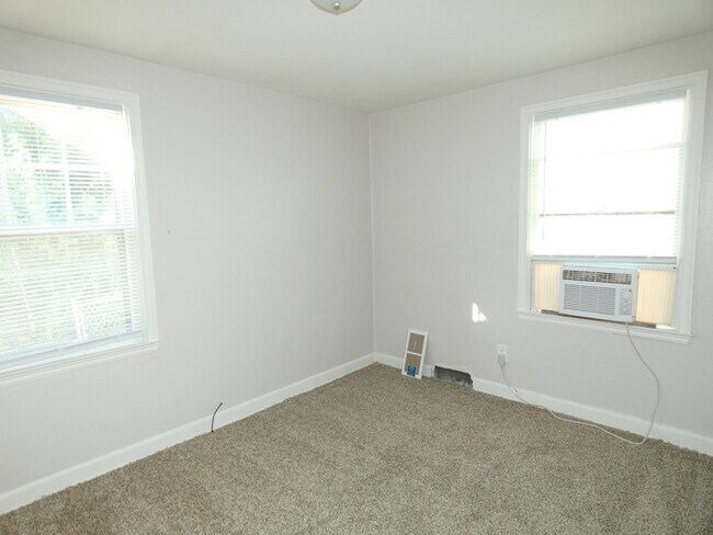 Building Photo - Beautiful Duplex in North Kansas City!