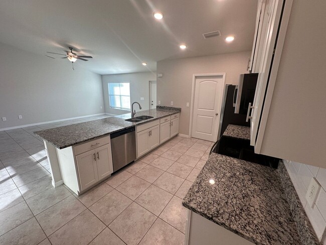 Building Photo - 4 Bedroom 2 bathroom NW Cape Coral Home- T...