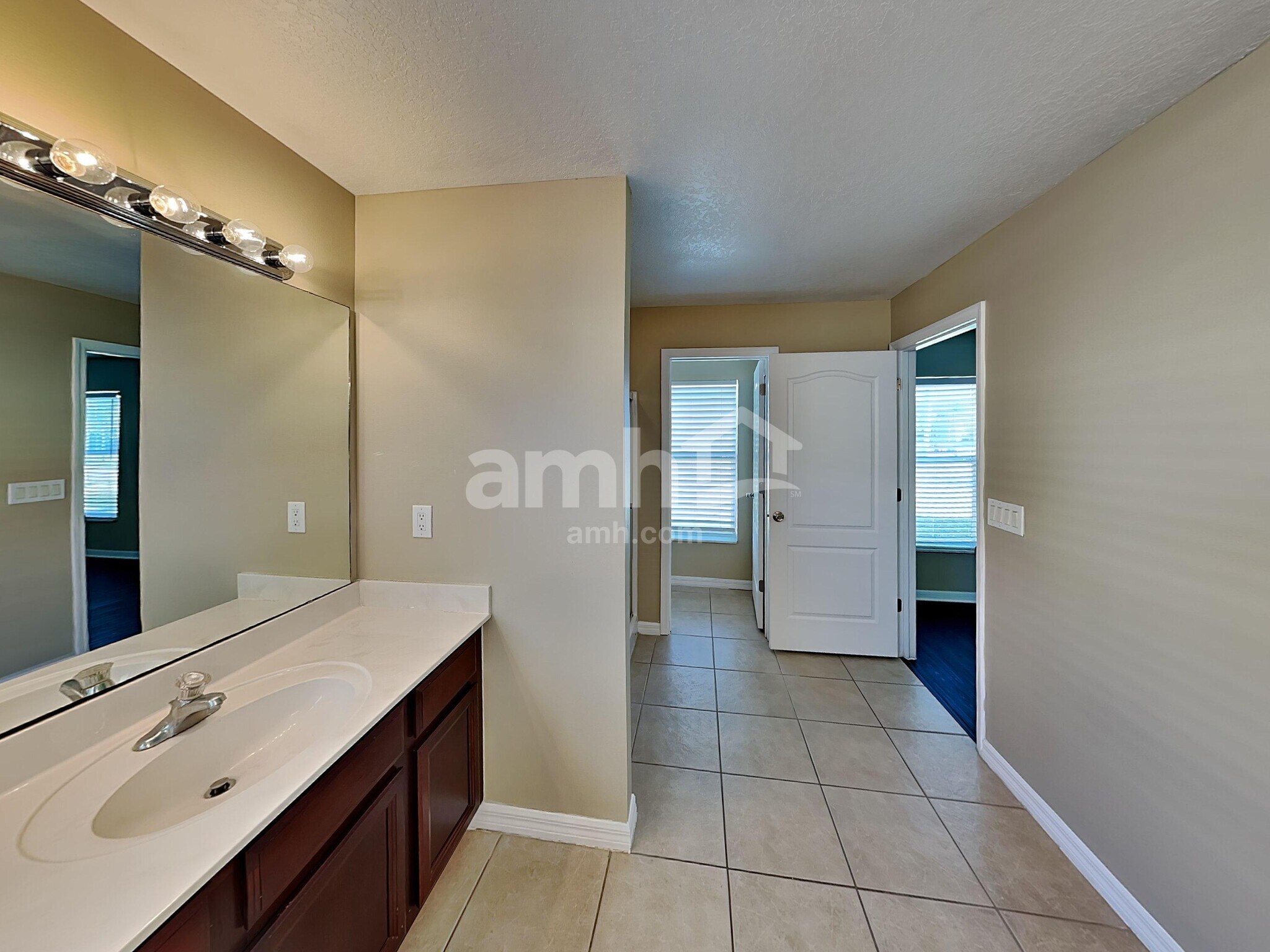 Building Photo - 366 Cabana View Way