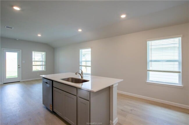 Building Photo - 883 Kickapoo Ln