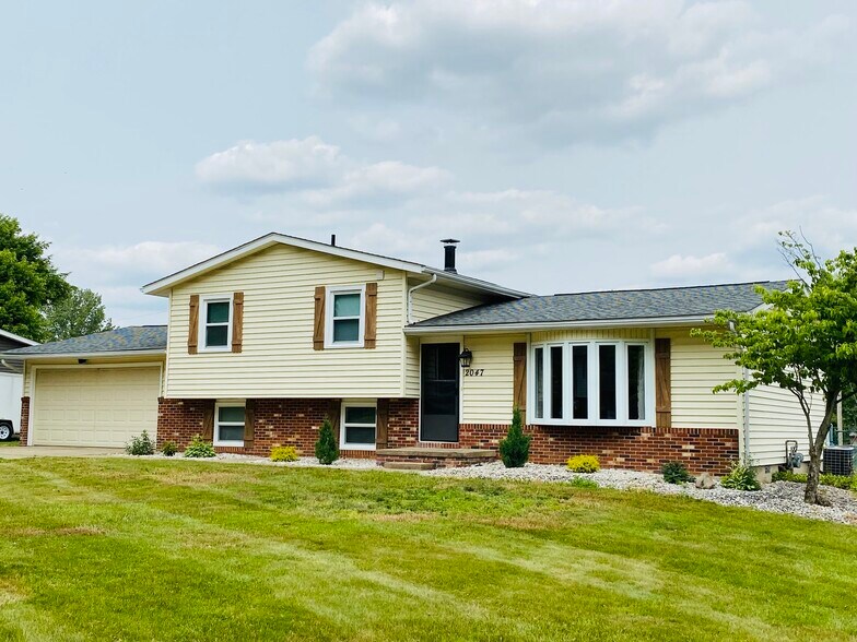 Primary Photo - 2047 Zircon St NE