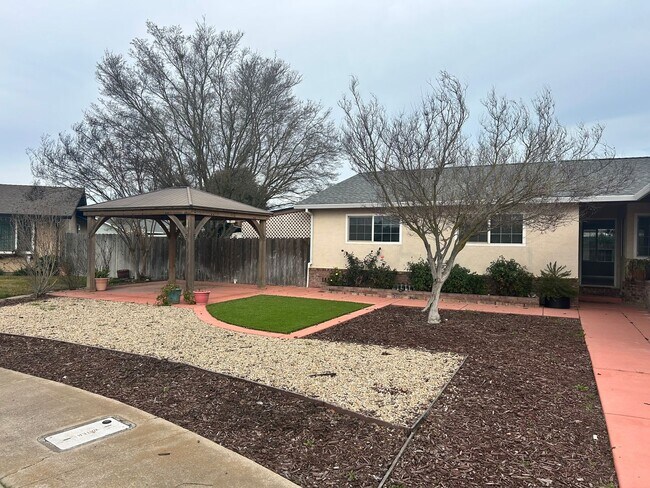 Building Photo - 4 Bedroom 2 bath in Oakdale Ca