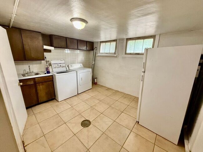 Building Photo - 1/2 Off First Months Rent! 3 Bed + 2 bonus rooms in basement, 2 Bath Home NEAR CSU! Flexible leas...