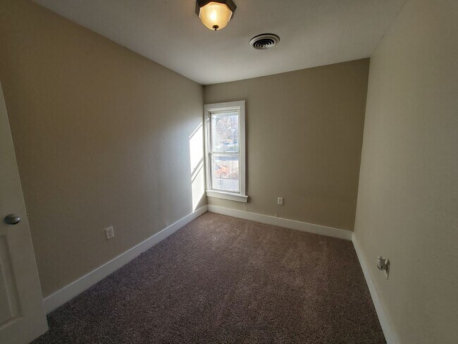 Building Photo - Large 4 Bedroom House in Moline