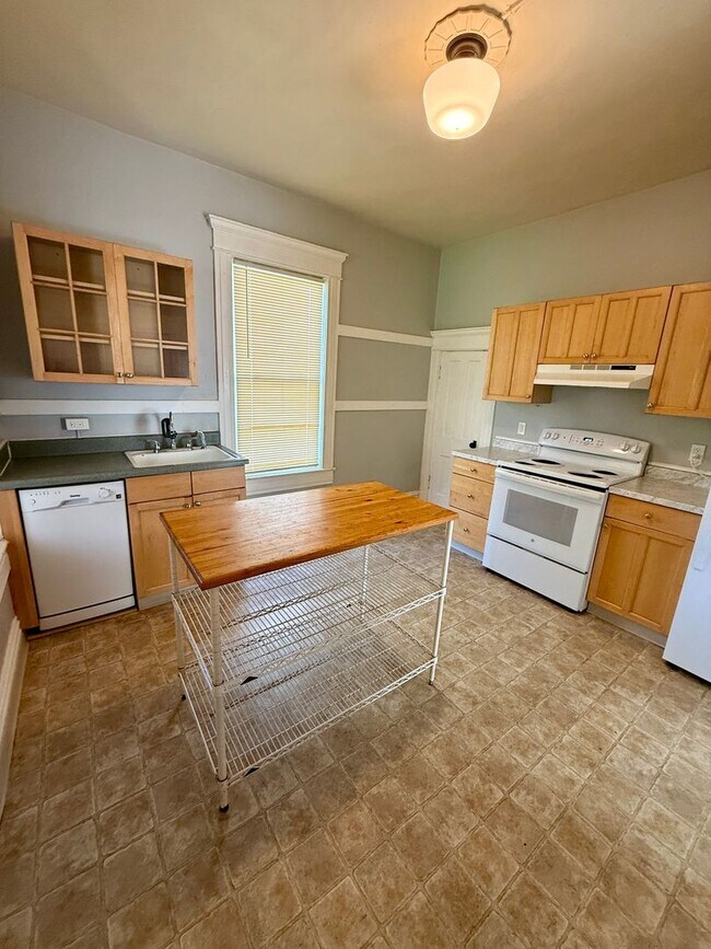 Building Photo - Downtown Boise-Located close to everything!!