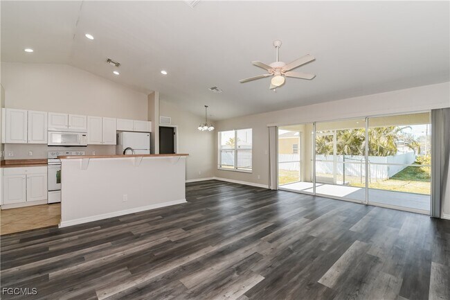 Building Photo - 2428 NE 1st Ave