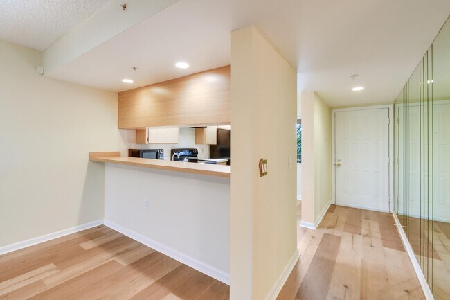 Building Photo - 1701 Marina Isle Way