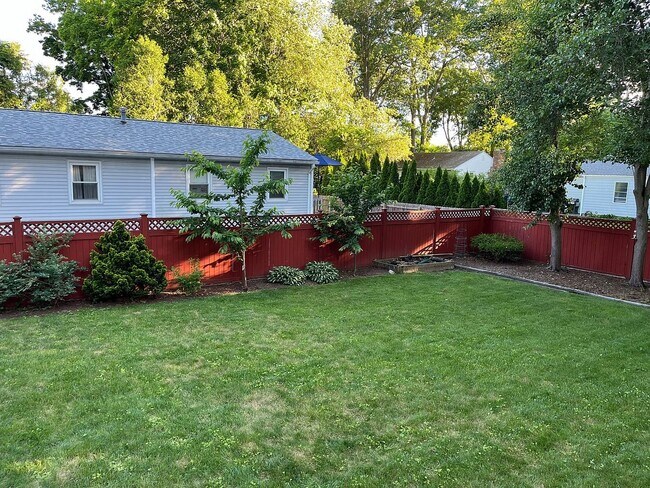 Building Photo - 331 Beachwood Dr