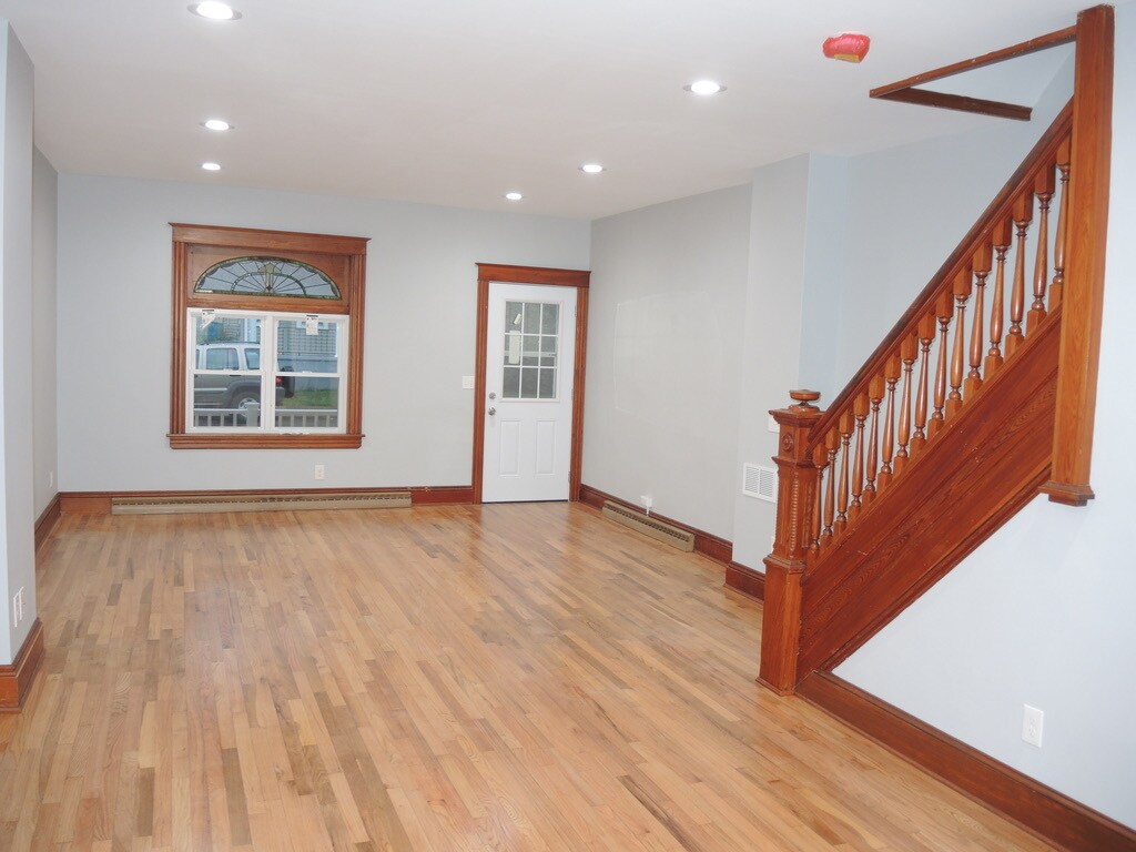 Building Photo - 1107 W Lincoln St