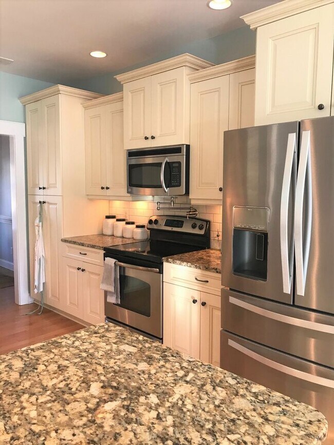 Building Photo - CROWN POINTE