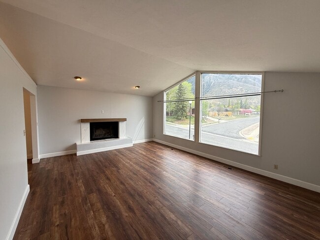 Building Photo - Large Five Bedroom Home, Sandy, 2500 sq ft, New Paint, New carpet, New Flooring