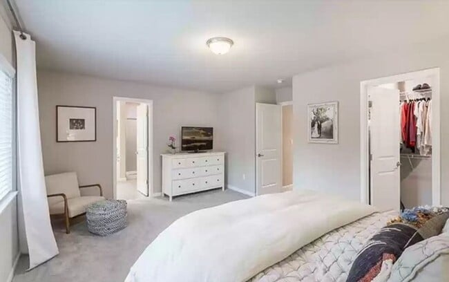 Building Photo - Gorgeous home with 4 Bedroom and 2.5 Bathroom