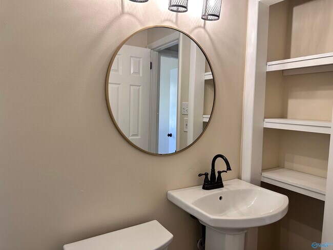 Building Photo - 14001 Sandhurst Dr SW