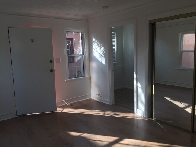 Building Photo - 544 W 46th St