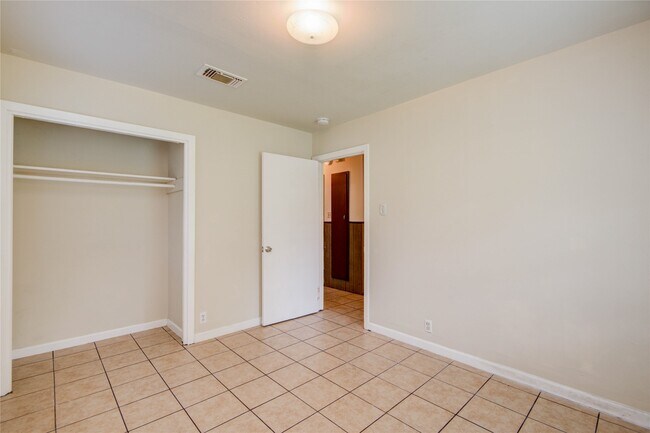 Building Photo - 9526 Balsam Ln