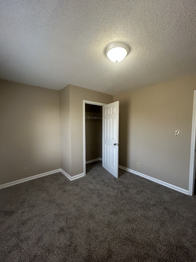 Building Photo - 2070 Carneal Ln